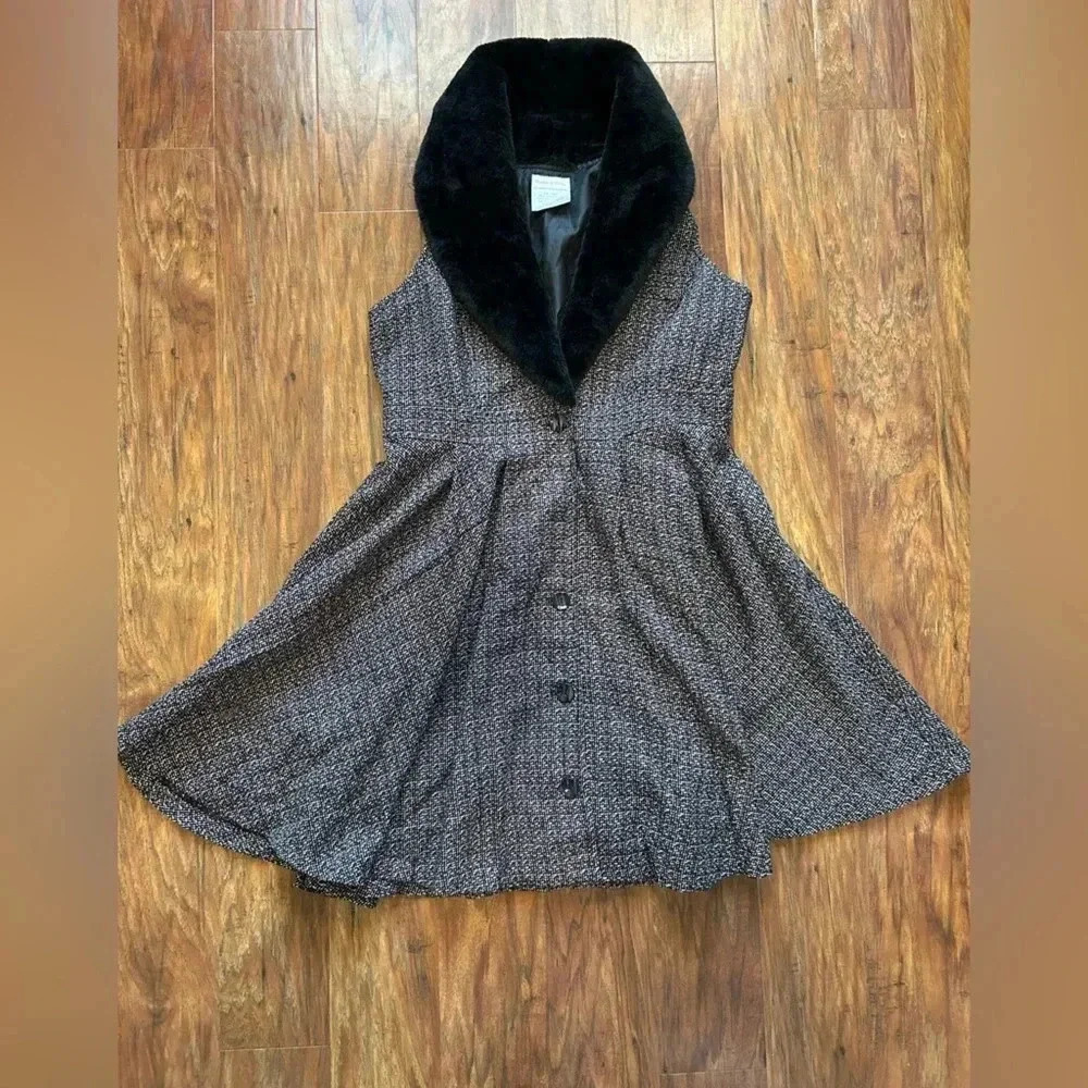 Monroe and Main Women’s Size 8 Mini Dress With Faux Fur Collar